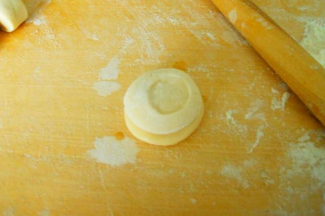 薄到透光烤鸭卷饼的做法，十一小长假必吃的烤鸭卷饼