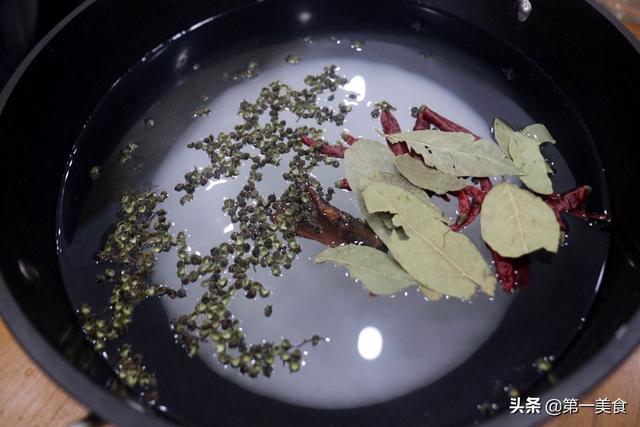 做咸鸭蛋可不可以用鸡蛋做，鸡蛋可以做咸鸭蛋的做法（老辈人常用的水盐比例）