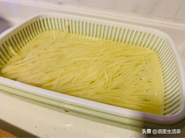 土豆炒青椒，土豆炒青椒的做法家常（记忆深处的味道）