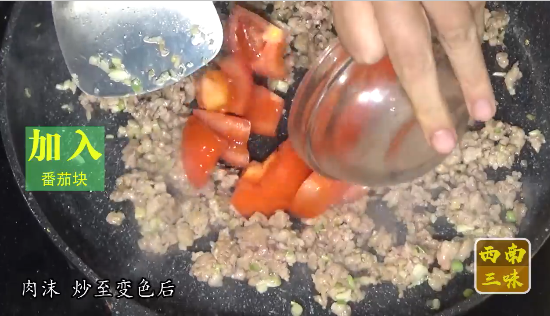 三角豆腐怎么做，豆腐原来切成三角形与西红柿这样一起煮