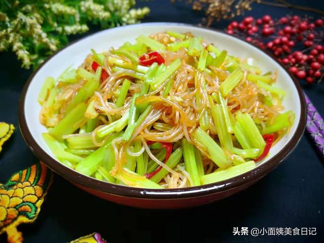 绿豆芽芹菜炒粉条的做法，韭菜绿豆芽炒粉条的做法（6道超好吃的素菜）