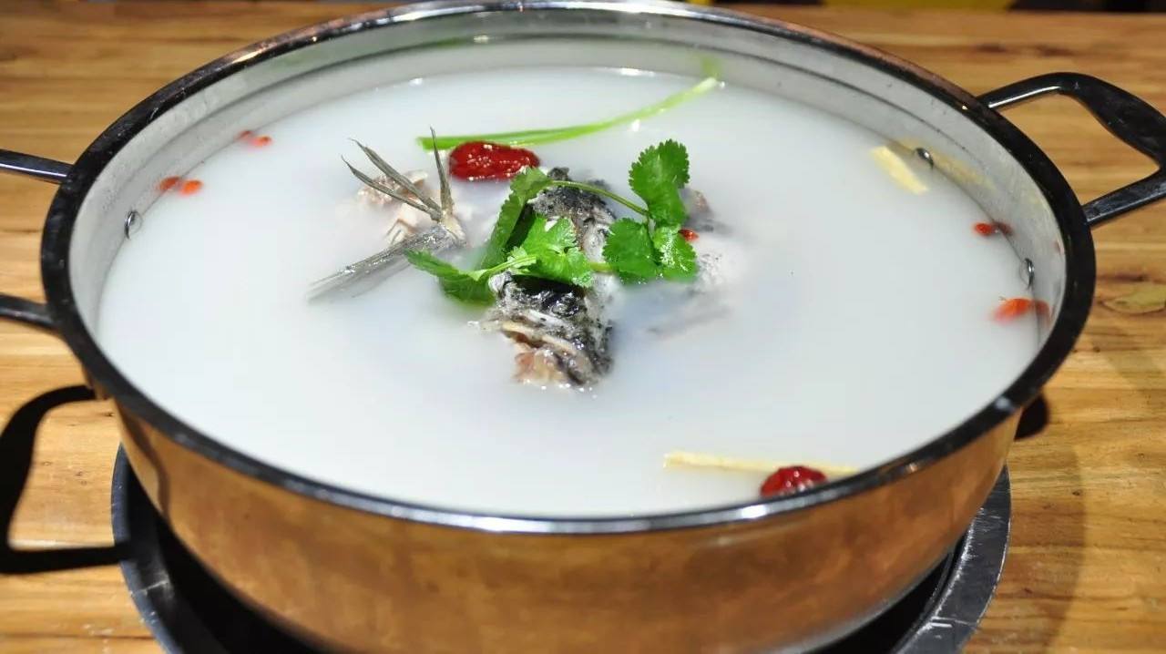 奶汤咸鲜,味道比较独特.盛具为紫铜火锅,有1300 余年历史.