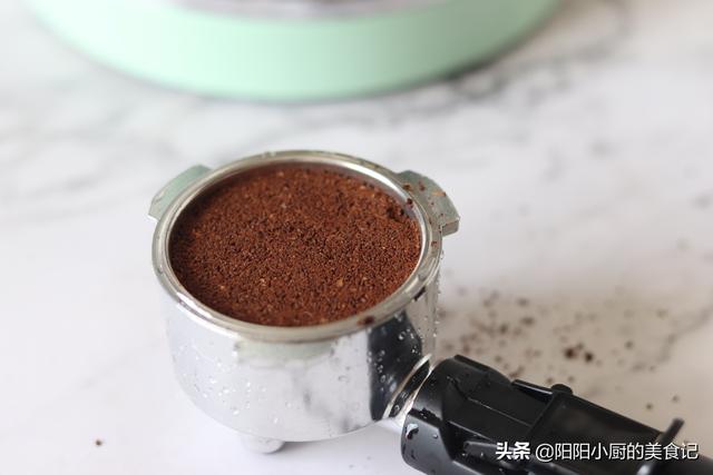 冰激凌可不可以放在热咖啡里，冰激凌可不可以放在热咖啡里喝（冰淇淋和咖啡的奇妙吃法）