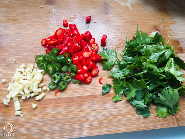 凉拌鸡爪和香辣鸡爪做法，凉拌香辣鸡爪的制作方法和配料（教你做香辣美味的凉拌鸡爪）