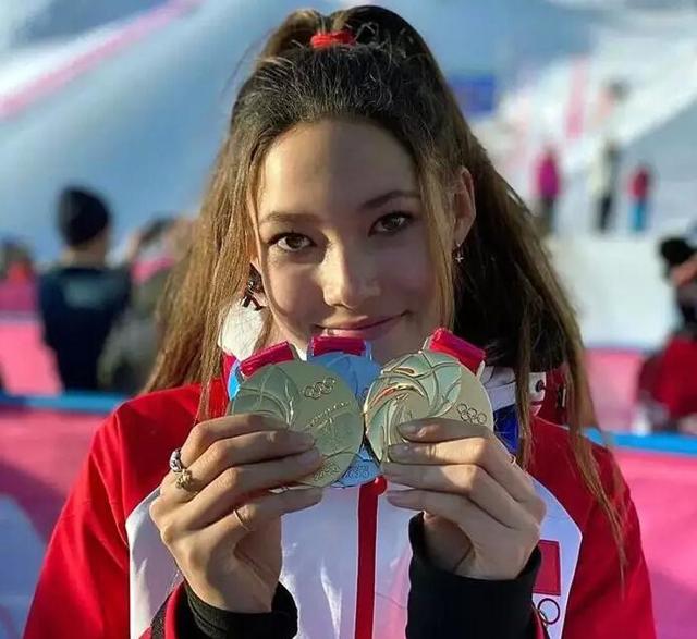 16岁姑娘腹肌，16岁中国混血天才少女豪夺7冠