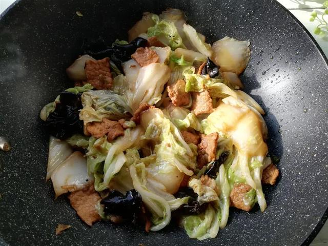 怎样做美味的白菜木耳炒肉，白菜木耳炒肉怎么炒好吃（木耳肉片炒白菜的做法）