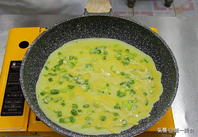 如何做葱花鸡蛋饼，做葱花鸡蛋饼的作文（小葱煎鸡蛋饼最简单的做法）