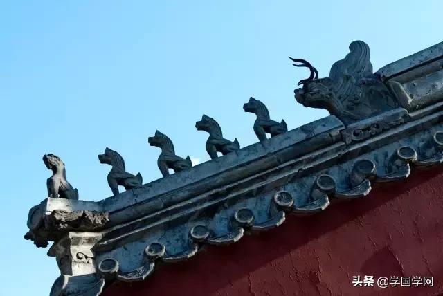 披头是什么意思，披头散发形容的是什么意思（古人为什么要在屋顶上放这些小怪兽）