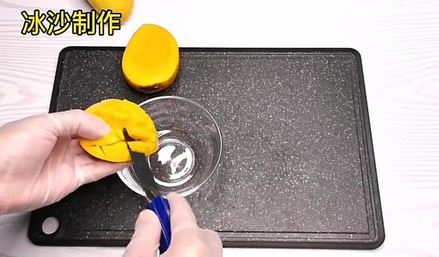芒果冰沙怎么做最好吃，甜品店卖8元一份“芒果冰沙”