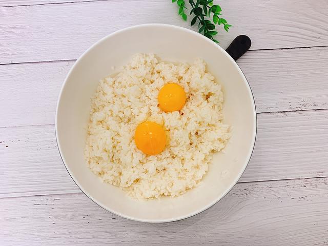 鸡蛋炒米饭怎么做，这样炒米饭粒粒分明饱满