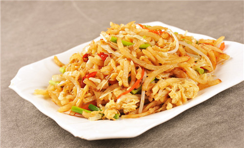 豆芽炒饼丝怎么炒才好吃,小豆芽炒饼丝怎么做(难怪饼丝绵软不好吃)