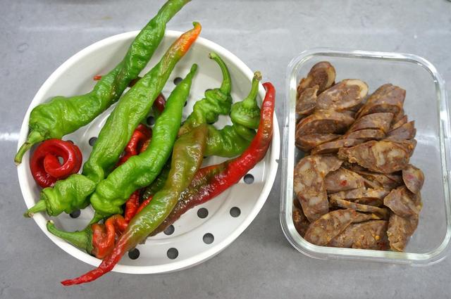 炒腊肠的家常做法，炒腊肠怎么做好吃又嫩（酒店大厨这样炒腊肠）