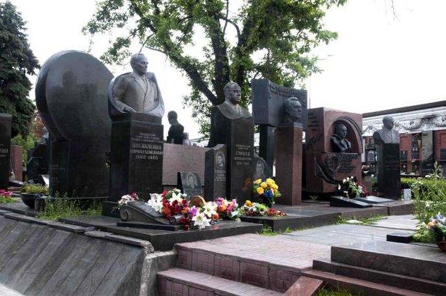 墓碑不能刻第三代，墓碑不能刻第三代离开的儿媳（为何还要为赫鲁晓夫制作独特墓碑）