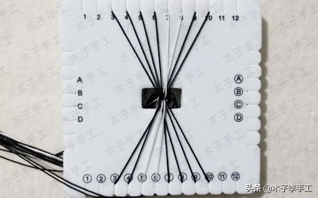 手机挂绳怎么装在手机壳上，手机壳怎么穿挂绳（用方形盘编器做的手机挂绳的编法图解）