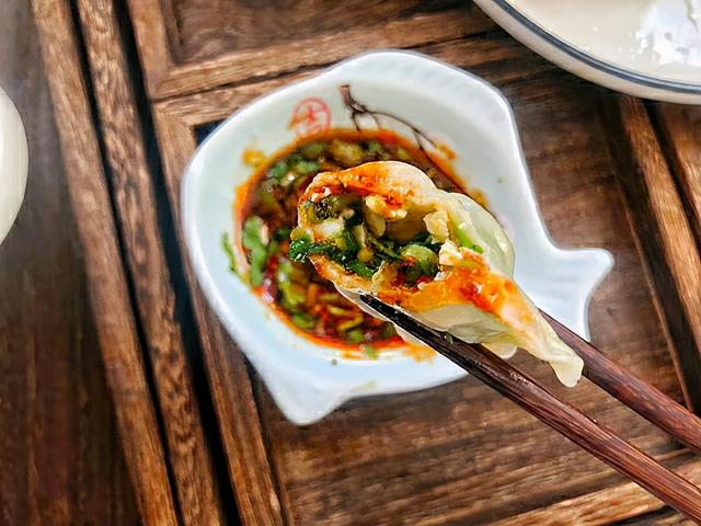 荠菜鸡蛋饺子馅怎么做好吃，饺子鲜嫩还不涩