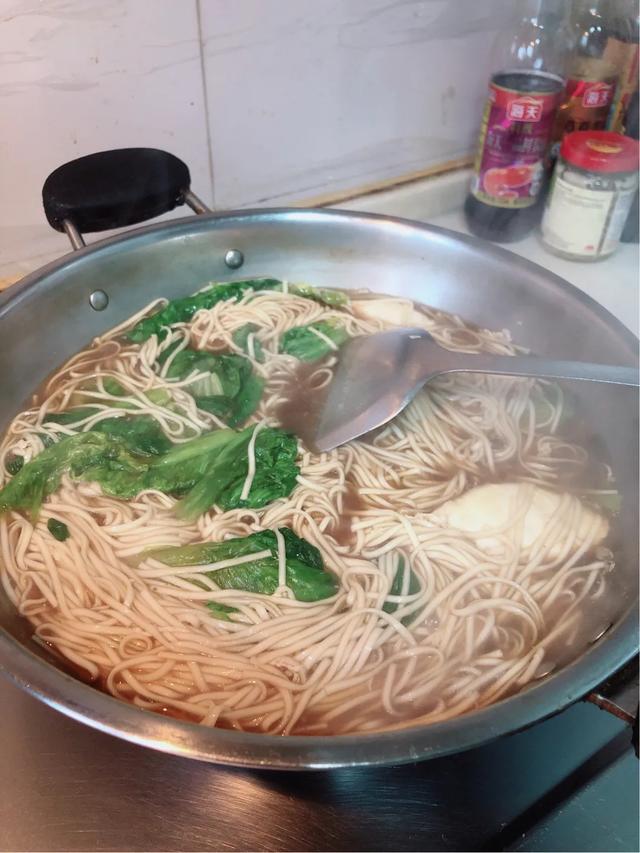 怎样煮鸡蛋面，鸡蛋面（煮鸡蛋面，先下鸡蛋还是先下面）