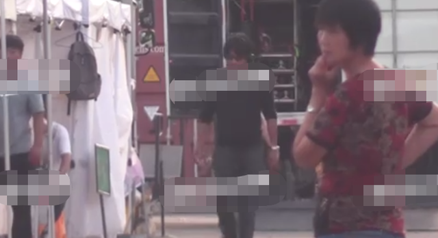 “国民岳父”韩寒携妻子罕现身，高中便相恋，奉子成婚今生活美满