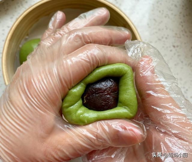 艾草青团怎么做会绿，艾青团子怎么做才绿（试试这样做个个碧绿不发黑）