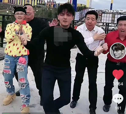 54岁金龟子刘纯燕暴瘦，路边热舞给阿尔法新歌打榜，锥子脸认不出