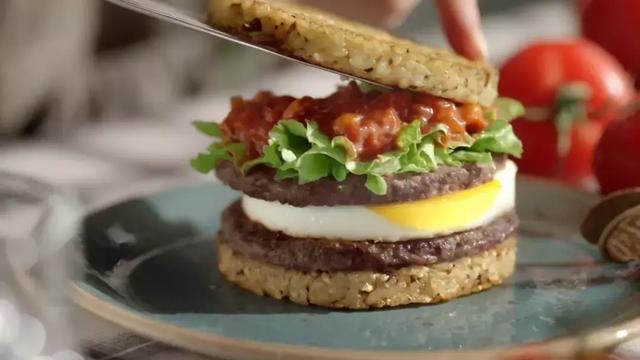 肯德基的工作服需要自己买吗，肯德基的工作服要钱吗（肯德基和麦当劳的汉堡）