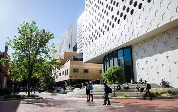 辽宁传媒学院学费，2021辽宁传媒学院学费一年多少（斯威本科技大学2+2国际本科招生简章）