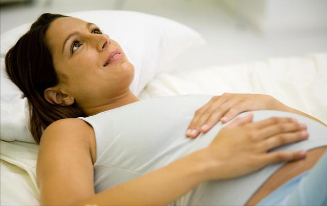 孕中期怎么躺着胎儿最舒服，孕妇站着和躺着胎儿比较舒服（孕期睡眠姿势有讲究）