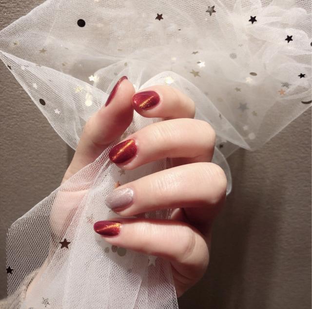 秋天指甲做什么颜色显白，适合冬天显白的指甲颜色（难怪女星大咖们都超爱）