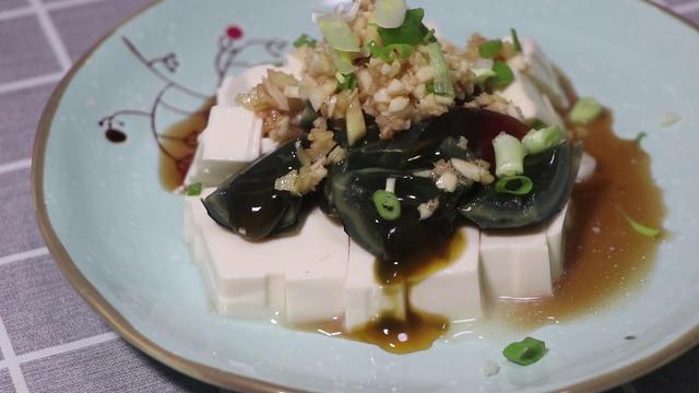 凉拌皮蛋豆腐的汁怎么调，皮蛋嫩豆腐凉拌的做法（教你做凉拌皮蛋豆腐）