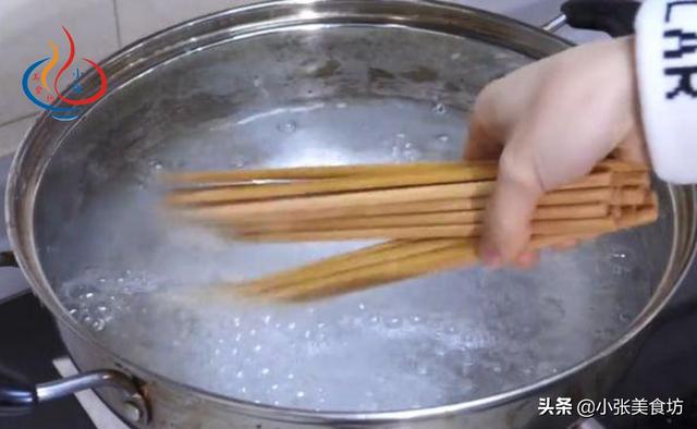 筷子发霉了怎么去除，筷子发霉了怎么去除味道（煮一下用10年都不会发霉）