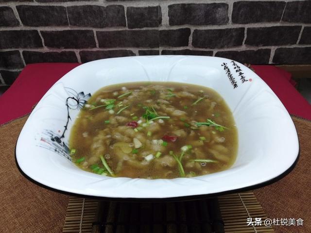 酸辣鱼汤的做法，酸辣鱼汤的家常做法（酸辣爽口的秘密全在这碗小鱼汤里）