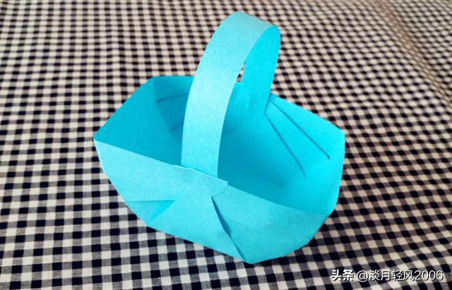 如何折一个漂亮的小花篮，怎么折小花篮子（简单几步做成一个小篮子）