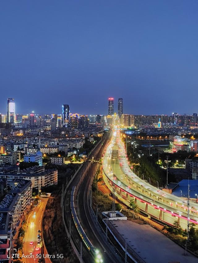 手机拍月亮参数，能拍月亮的手机有哪些（用手机这样拍出高级感创意月亮照片）