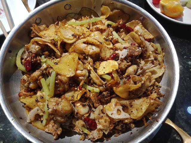 牛蛙是田鸡吗，牛蛙是癞蛤蟆吗（田鸡、牛蛙、青蛙分不清楚）