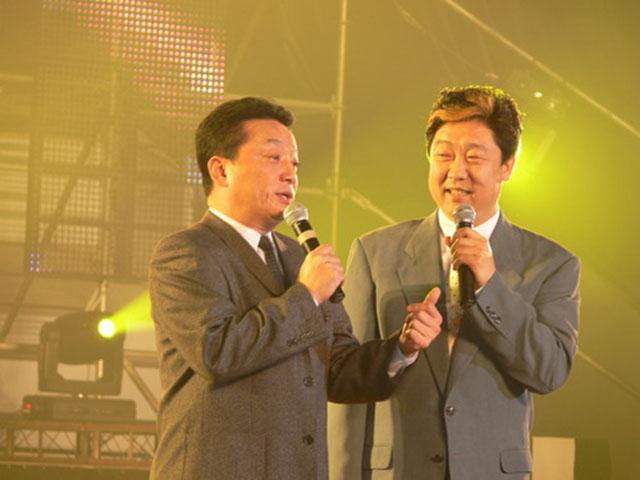 相声演员王平，师从李伯祥，因过度劳累逝世，葬礼千余观众送别
