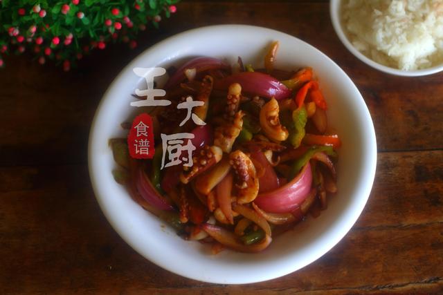 炒鱿鱼片鱼片的家常做法，爆炒鱿鱼片怎么做（洋葱爆炒鱿鱼的正确做法）