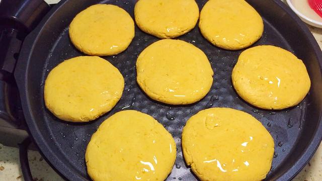 南瓜饼怎么做好吃又简单，发面南瓜饼怎么做好吃又简单（南瓜饼最好吃的做法）