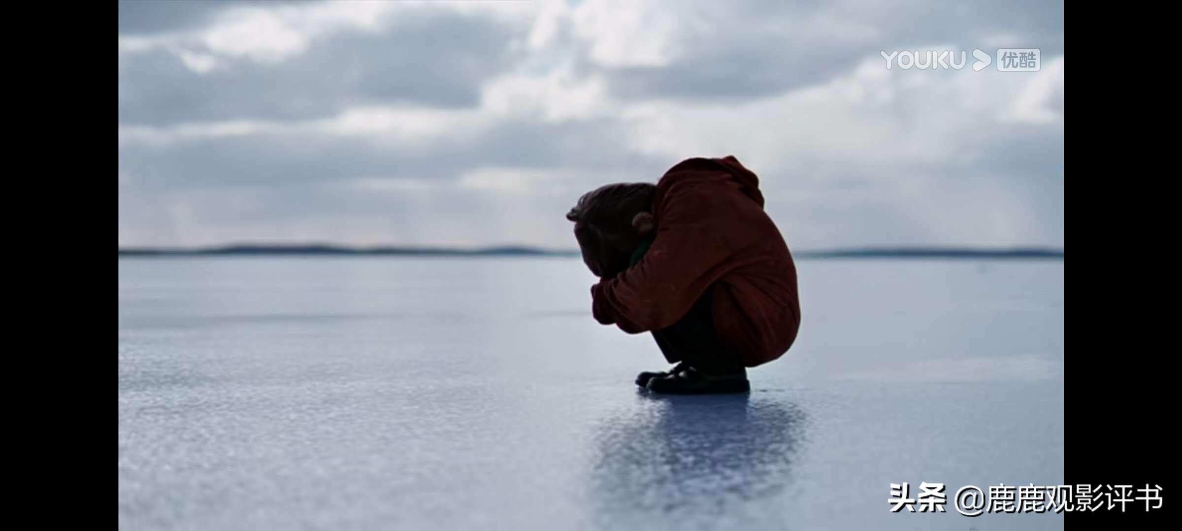 当儿子不服管教时,这个粗暴的男人揪住儿子的衣领,把年幼的他独自一人