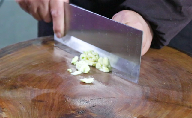 泡椒猪肝怎么炒，爆炒猪肝怎么做又嫩又好吃（潘哥教你做泡椒炒猪肝）