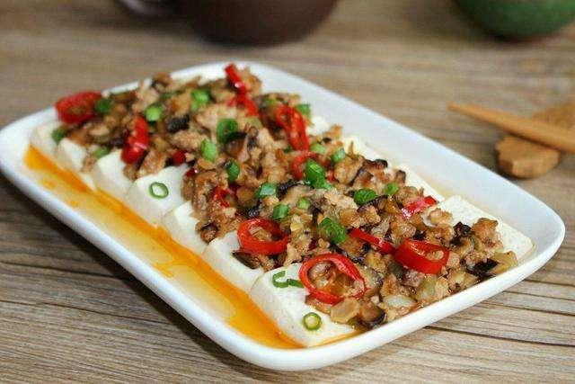 用碗在锅里蒸大米要怎么蒸蒸多久，碗放锅里蒸米饭蒸多久（家常蒸菜健康做起来）