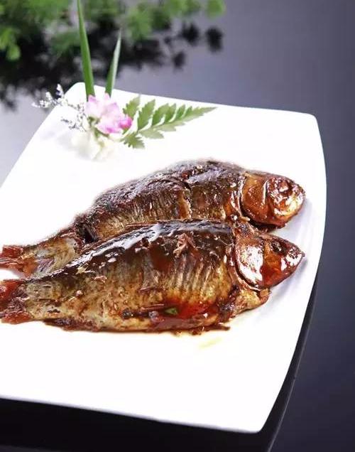 焖酥鲫鱼的做法,再也不担心孩子吃鱼被鱼刺卡 焖酥鲫鱼的做法,再也不担心孩子吃鱼被鱼刺卡