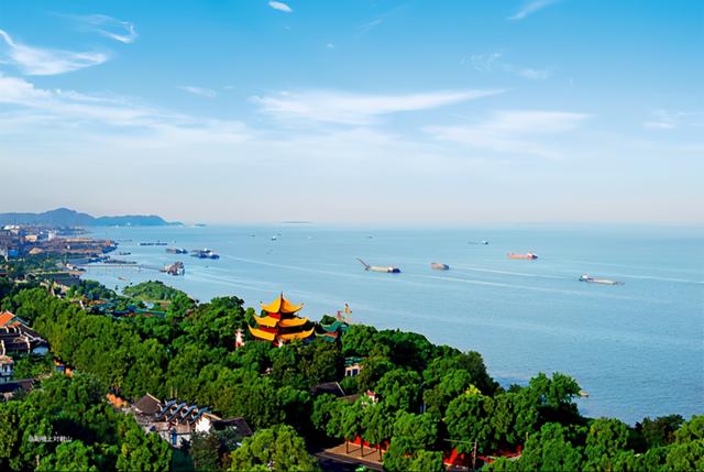 湖南旅游景点排名前十，湖南旅游十大必去景区有哪些（湖南旅游必去的十大景点）