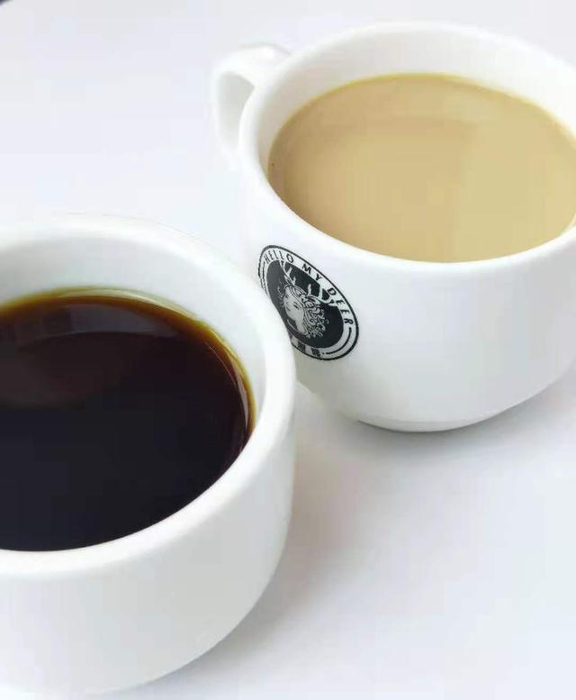 美式咖啡和拿铁的区别，拿铁和美式咖啡的区别（为什么有人说美式加奶很土）