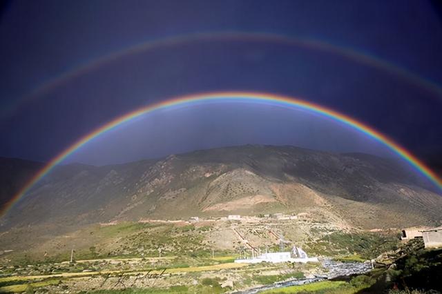 为什么雨后天上挂着彩虹?答案，为什么雨后天上挂着彩虹（天空为什么有时挂着两道彩虹）