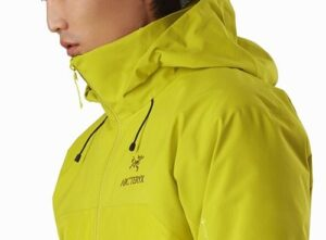 冲锋衣哪个牌子好，国内冲锋衣十大名牌排名（多年穿着登山冲锋衣的经验分享）