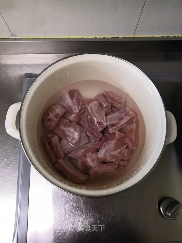 酸菜排骨炖粉条，酸菜排骨炖粉条的做法（口感酸爽很是下饭）