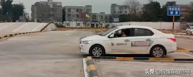 科目二倒车入库找点位，科目二 倒车入库 点位（倒车入库怎么找点位最准确）