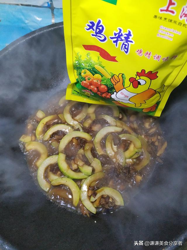 怎样做美味的酱香西葫芦香菇炒牛肉，怎样做美味的酱香西葫芦香菇炒牛肉片（牛肉能和西葫芦香菇一起炒吗）