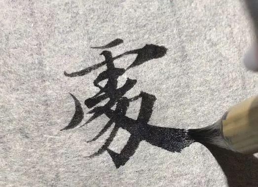 初学者怎样练毛笔字 教你写出好看的书法，初学者怎样练毛笔字（初练毛笔字，究竟如何开始写）