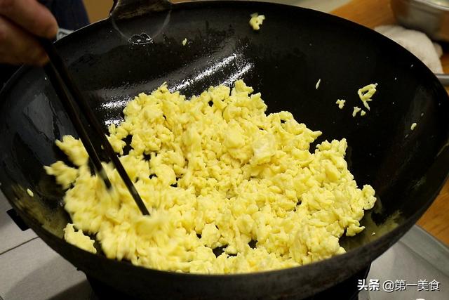 韭菜鸡蛋虾皮饺子，韭菜木耳鸡蛋虾皮蒸饺的家常做法（韭菜鸡蛋馅饺子这么调）