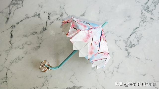 最简单的雨伞折纸方法图解，折纸教程：带爱心的小花伞